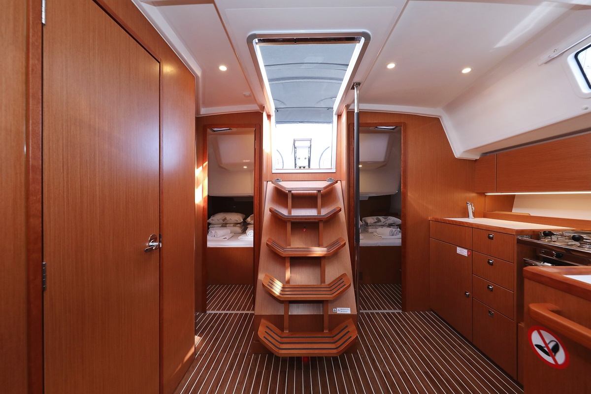 Bavaria C42 — photo 17