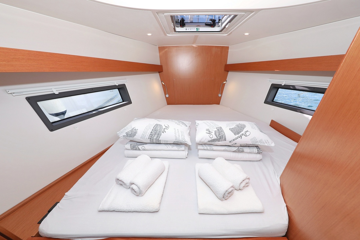 Bavaria C42 — photo 18