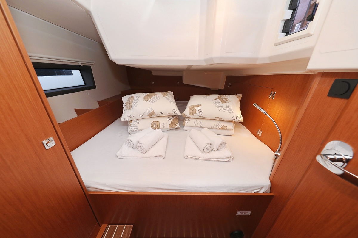 Bavaria C42 — photo 19