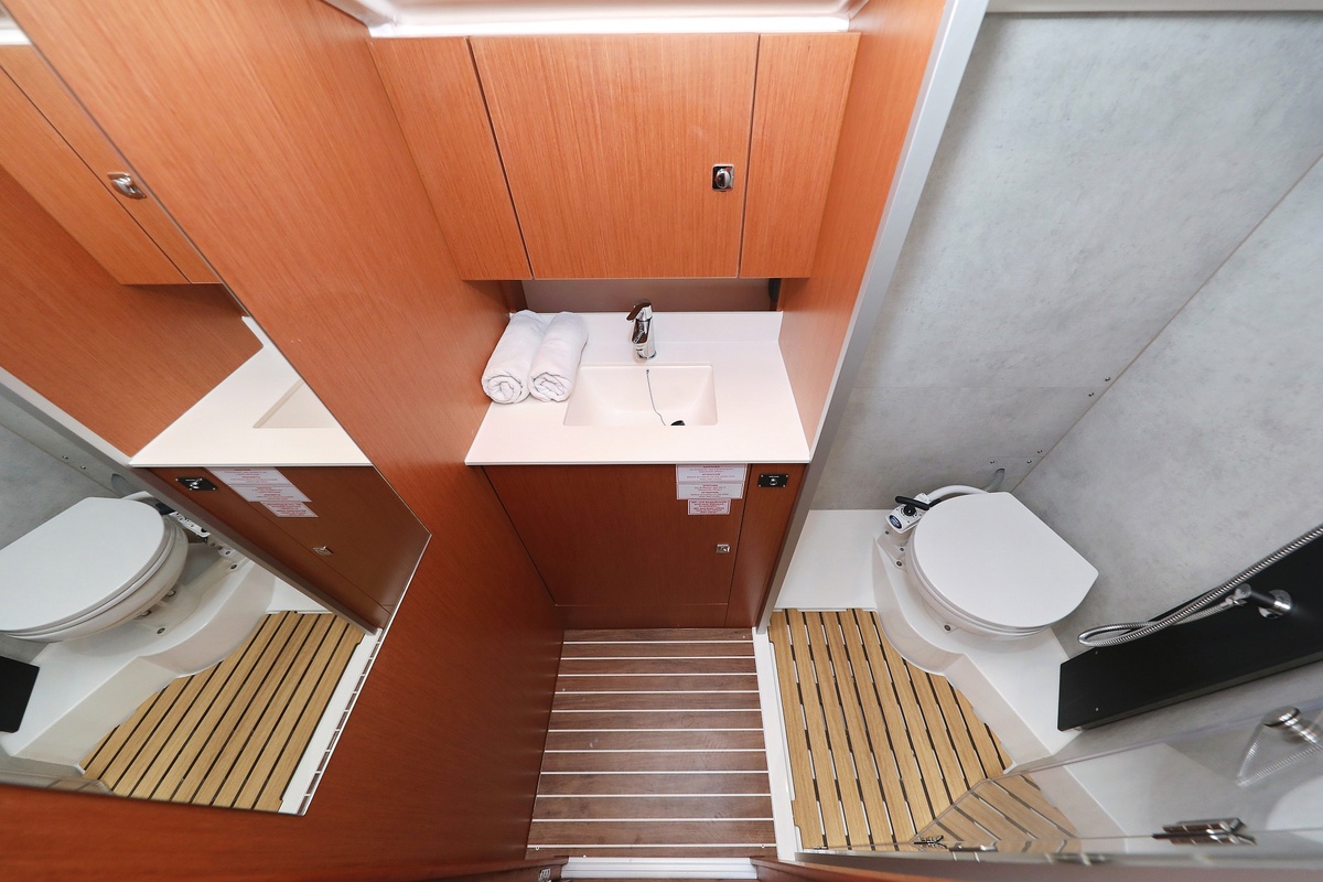Bavaria C42 — photo 20