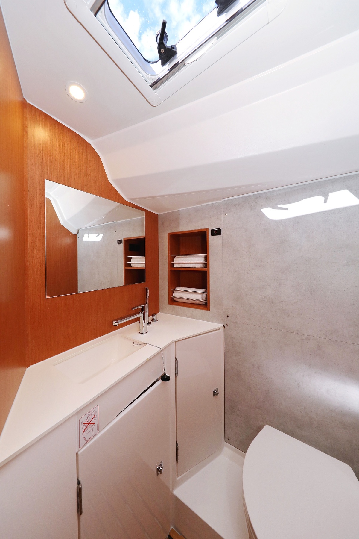 Bavaria C42 — photo 21