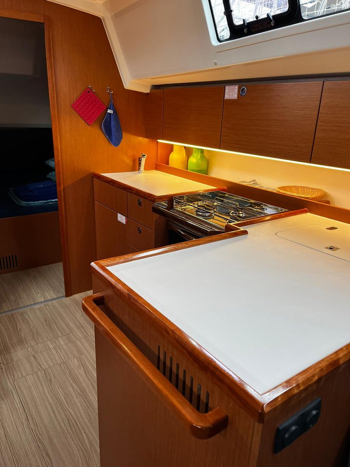 Bavaria C42 — photo 2