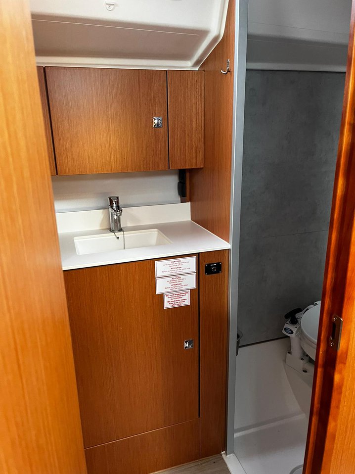 Bavaria C42 — photo 8