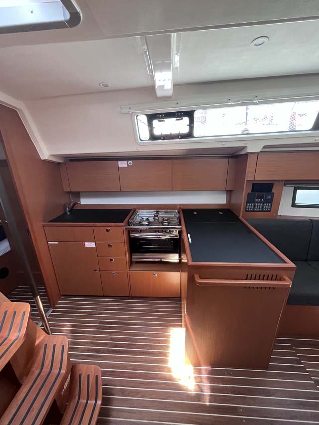 Bavaria C38 — photo 10