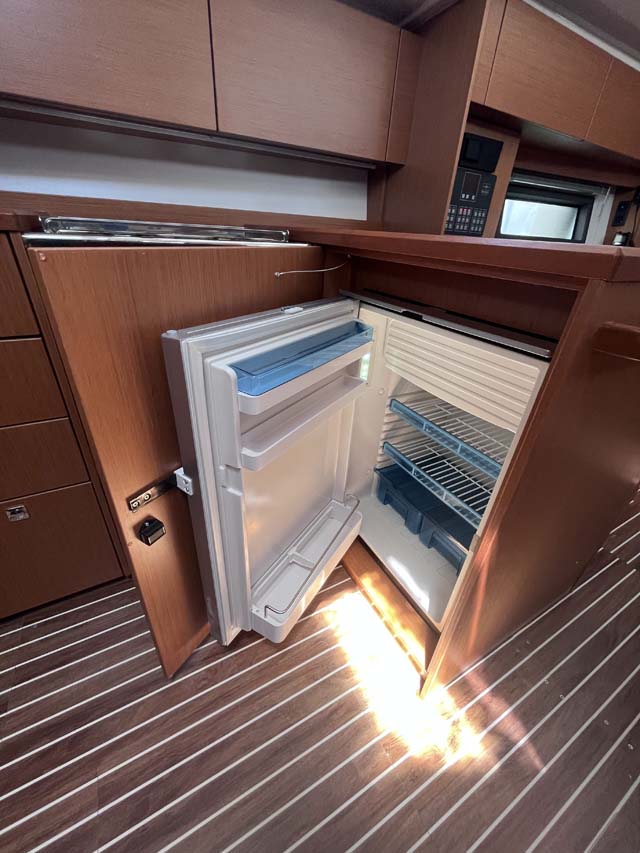 Bavaria C38 — photo 11