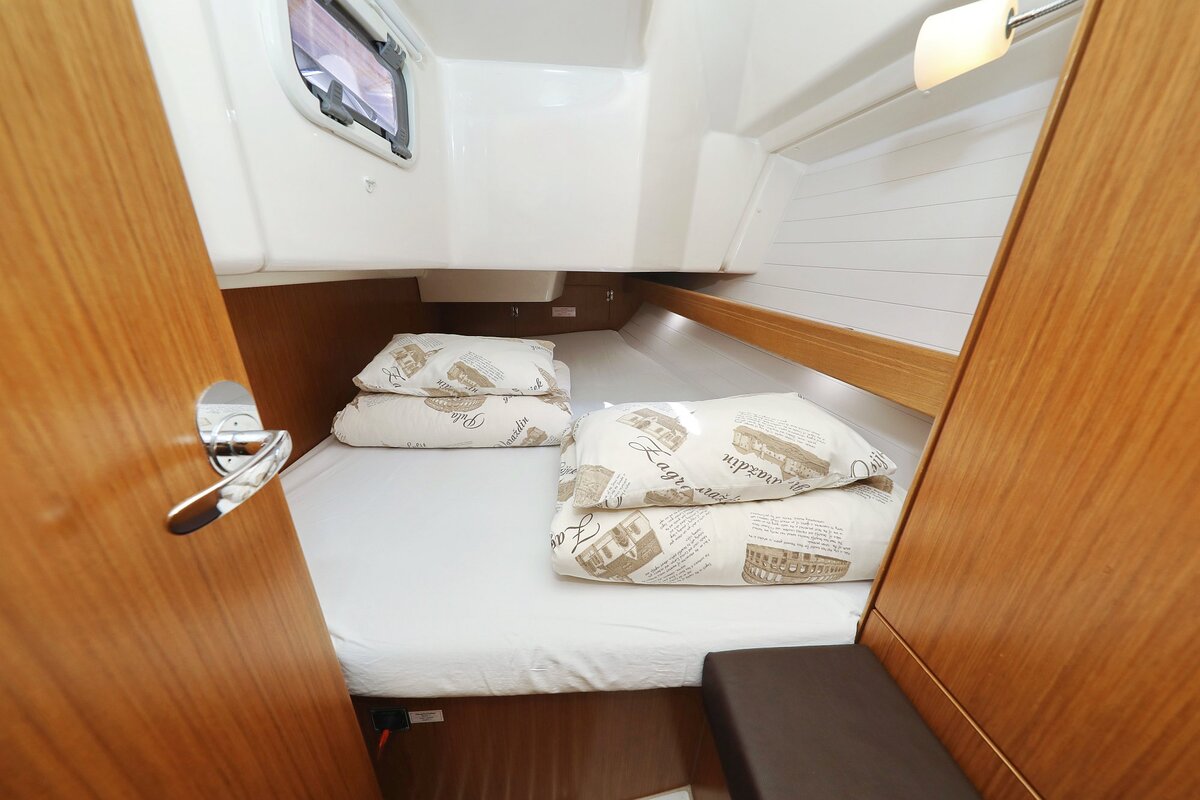 Bavaria Cruiser 34 — photo 18