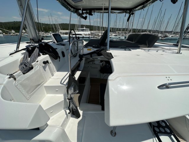 Lagoon 46 - 4 + 1 cab. — photo 8