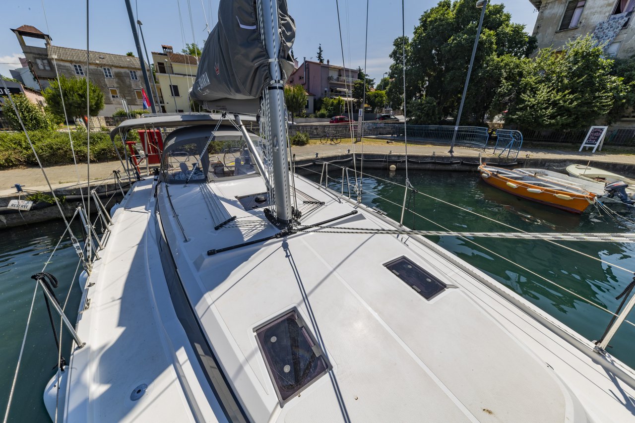 Bavaria C42 — photo 6