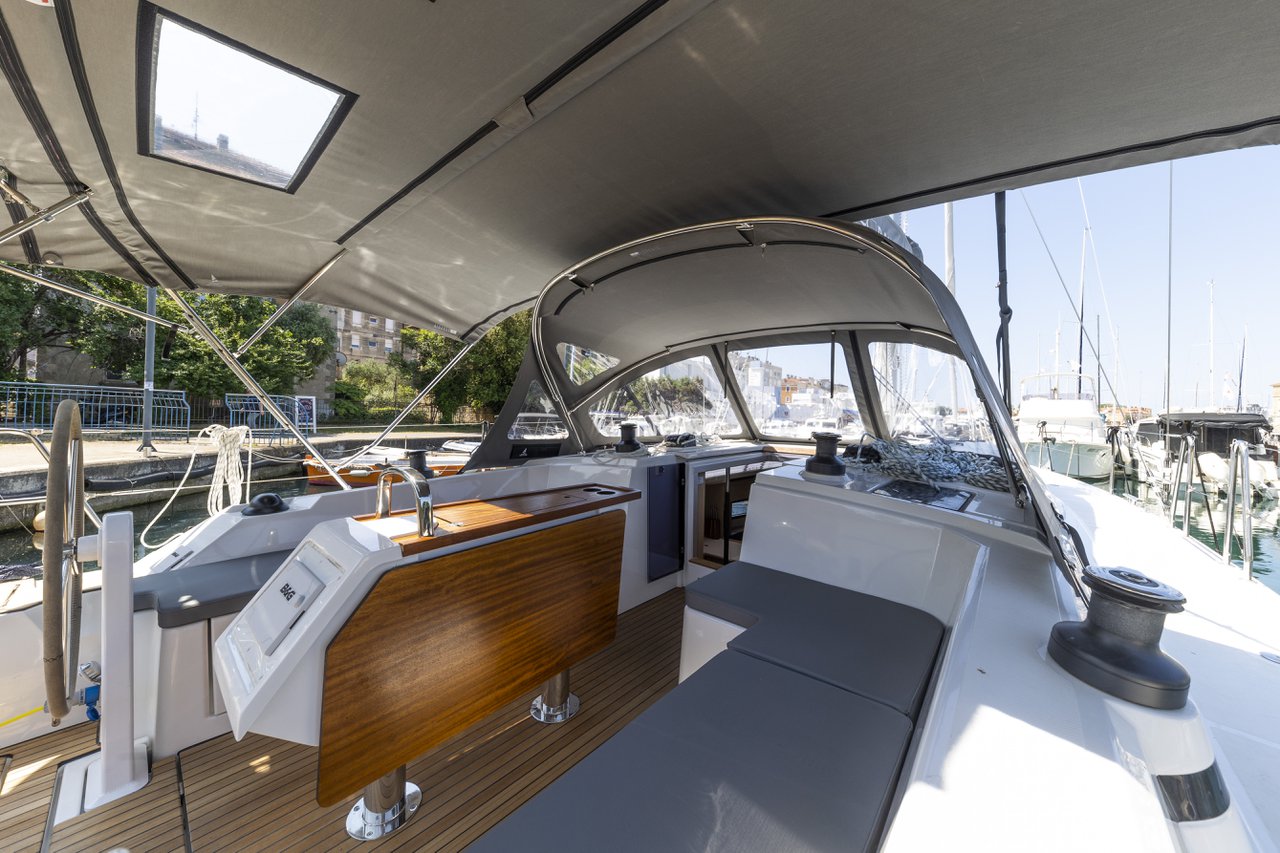 Bavaria C42 — photo 8