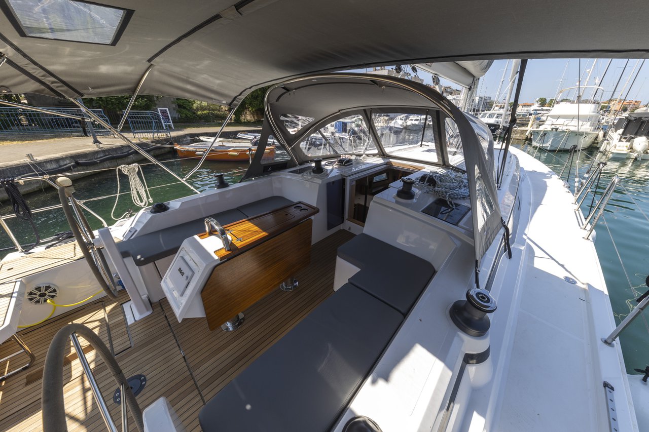 Bavaria C42 — photo 9