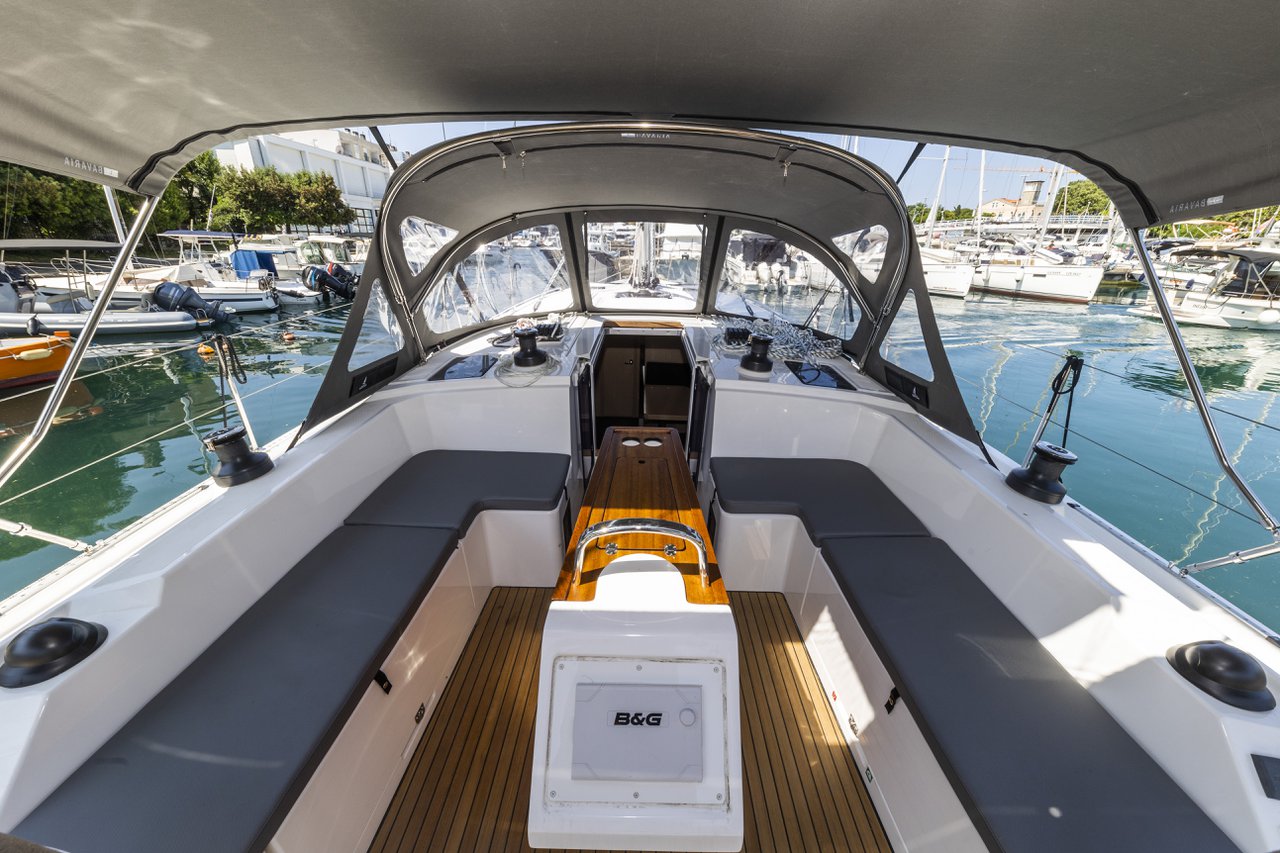 Bavaria C42 — photo 10