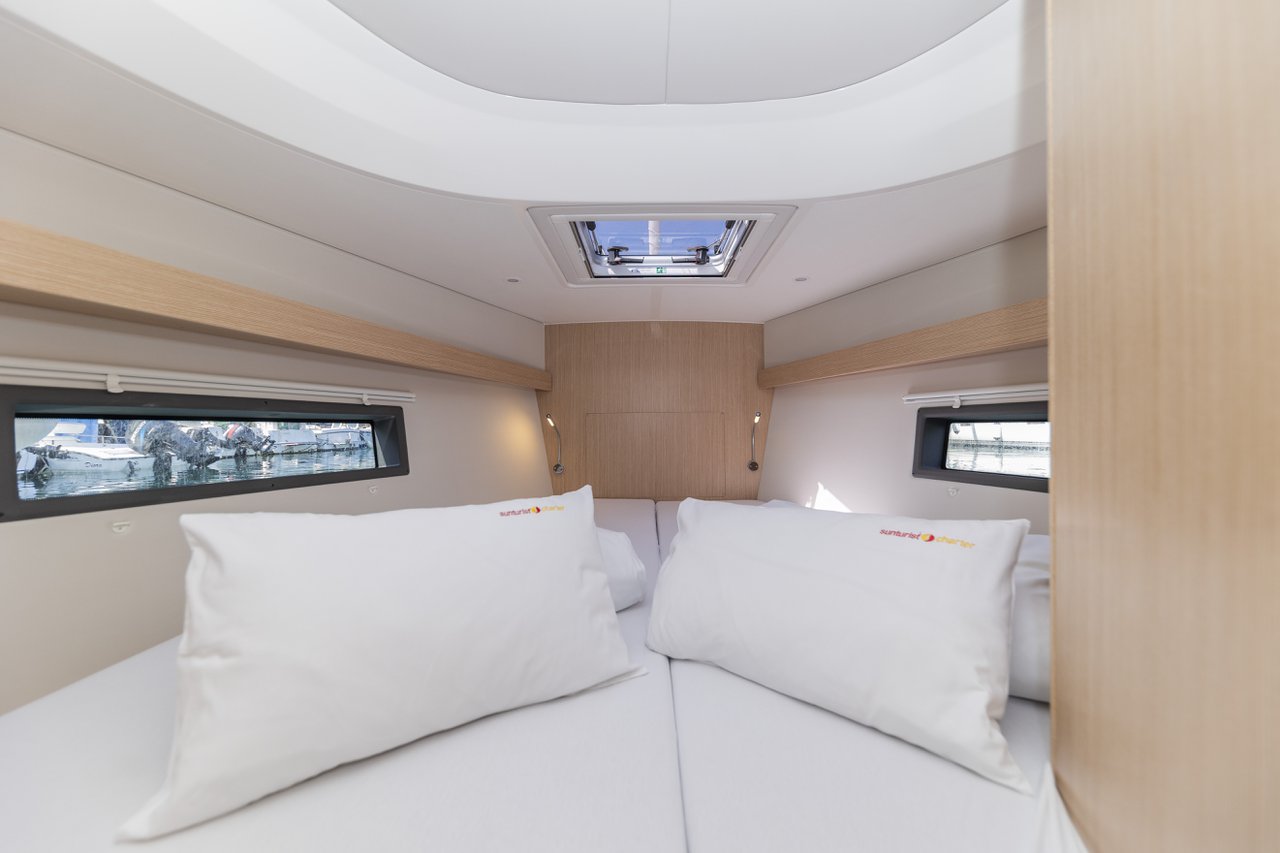Bavaria C42 — photo 27