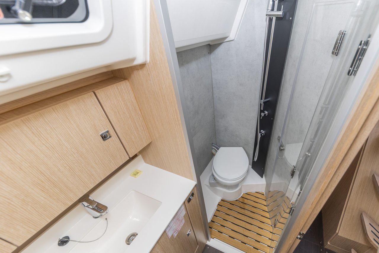 Bavaria C42 — photo 31
