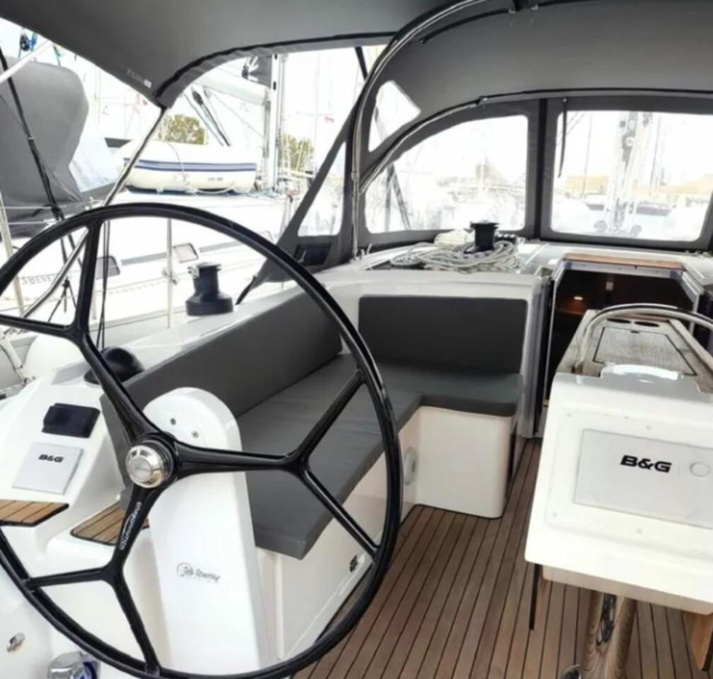 Bavaria C42 — photo 3