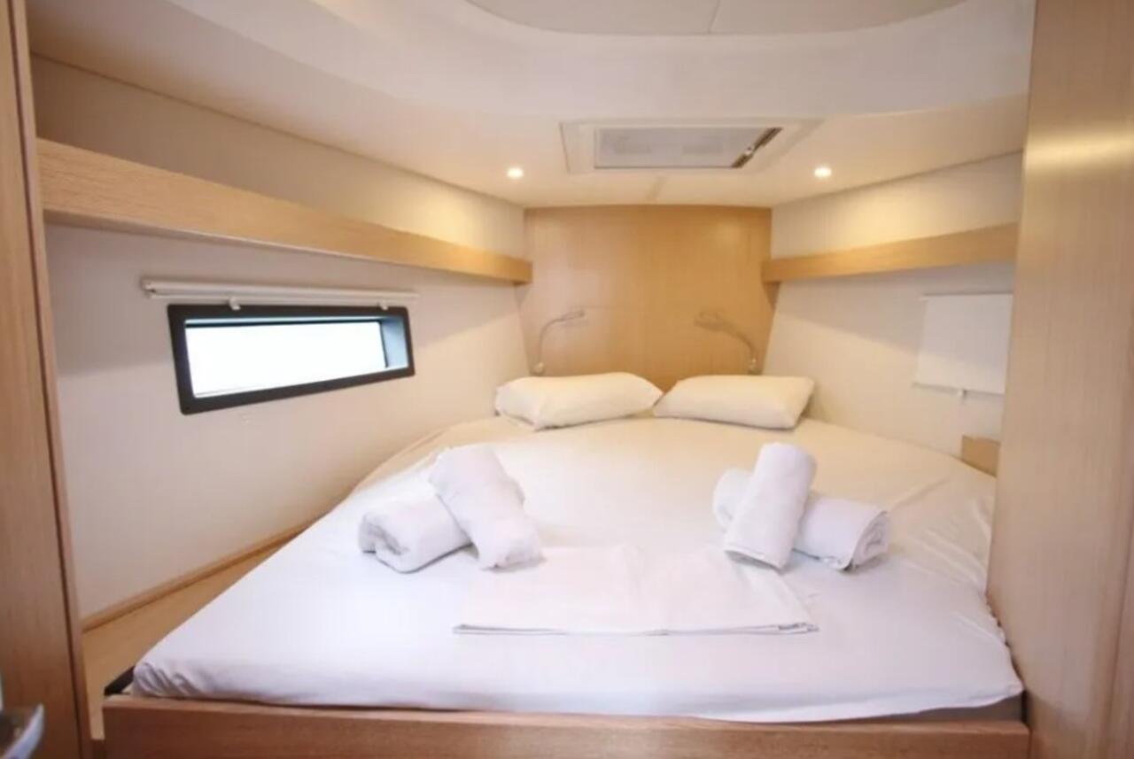 Bavaria C42 — photo 11