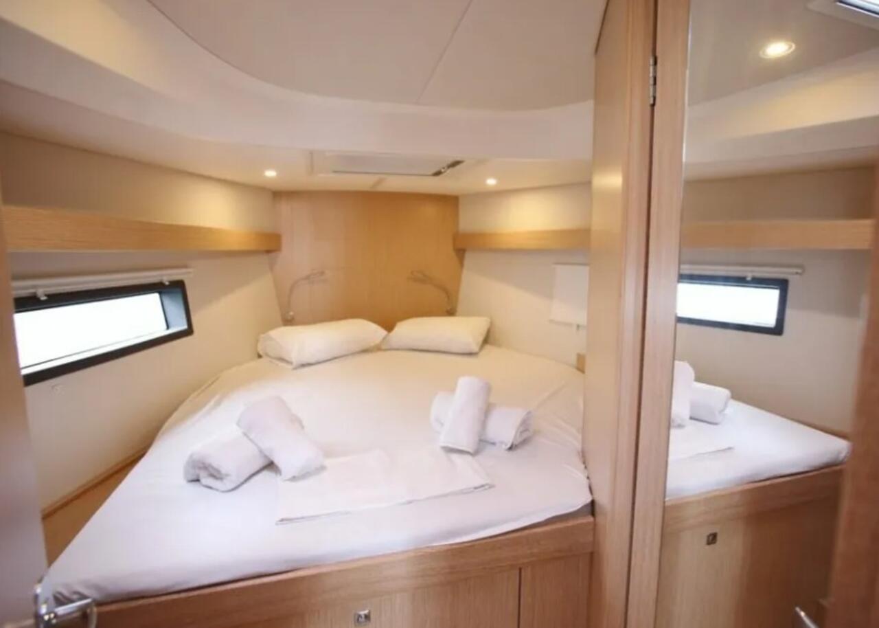 Bavaria C42 — photo 12