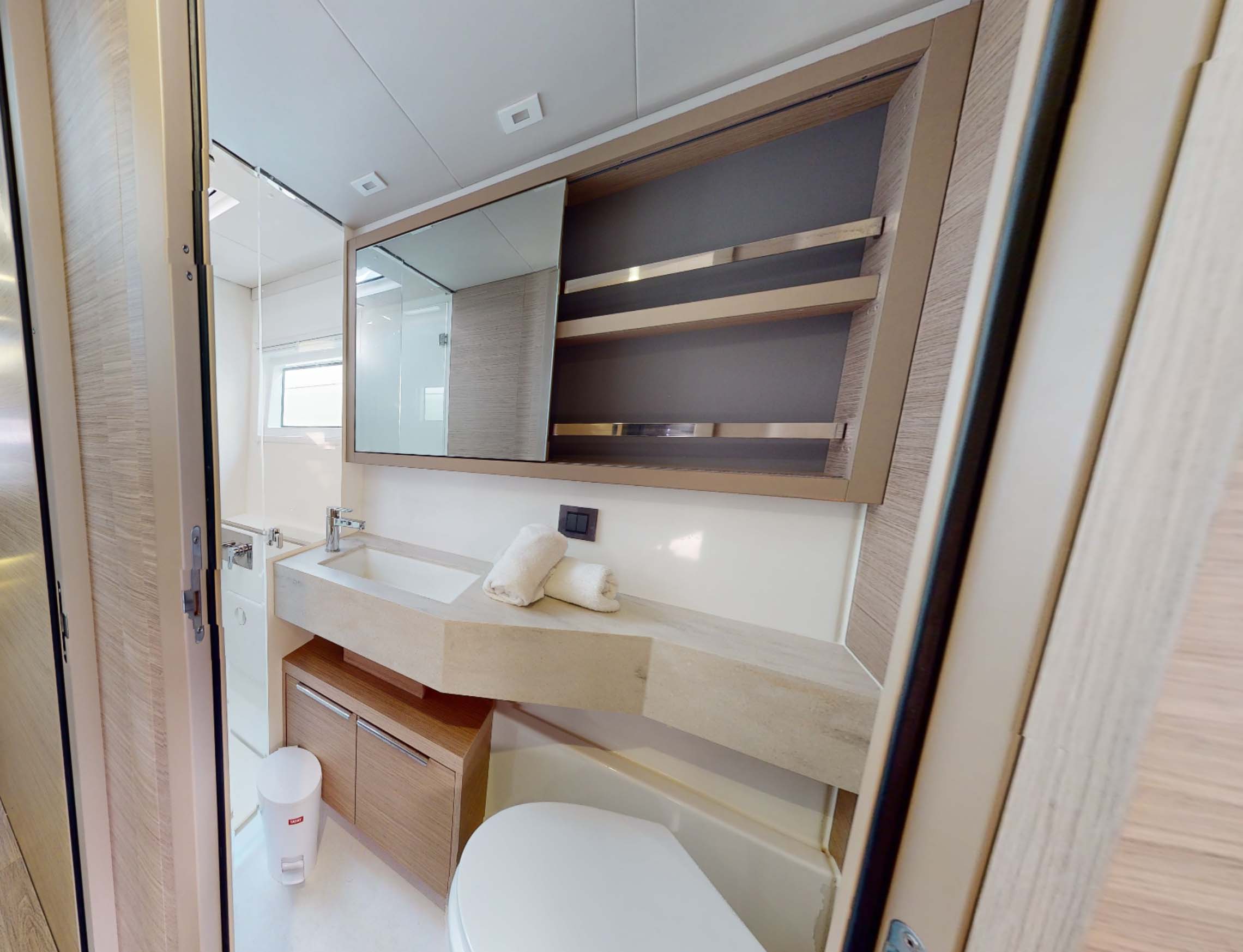 Lagoon 46 Fly — photo 12