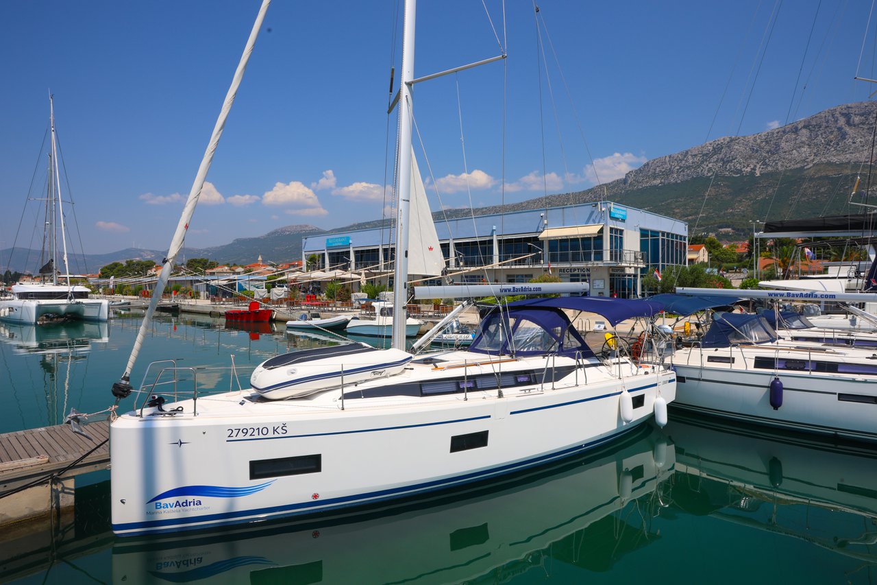 Bavaria C38 — photo 1