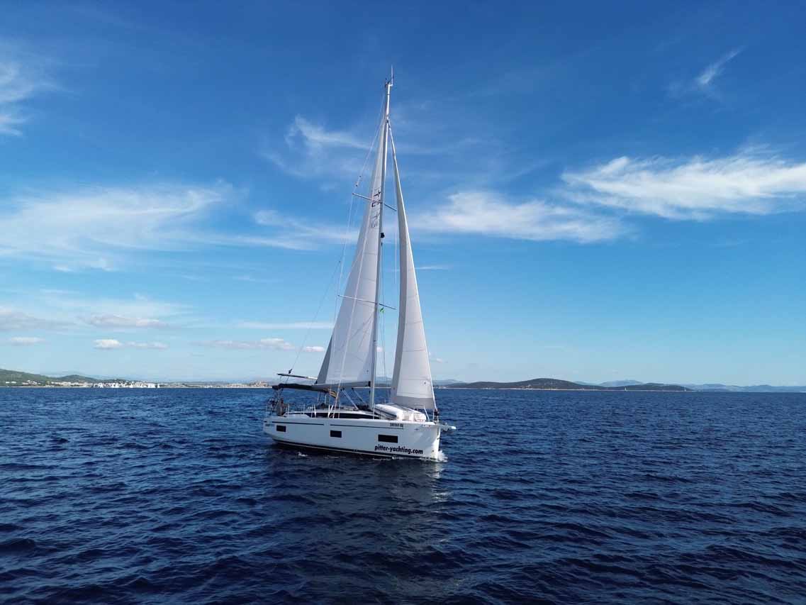 Bavaria C38 — photo 4