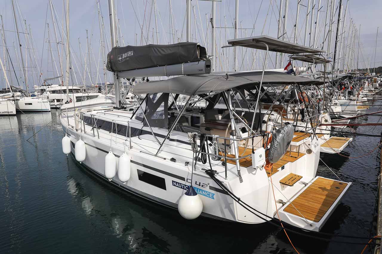 Bavaria C42 — photo 3