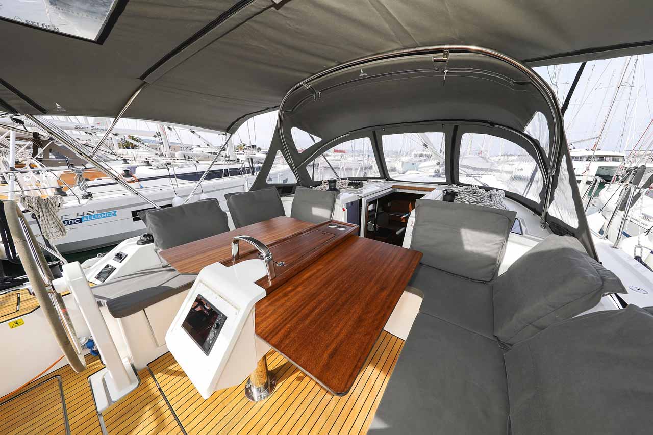 Bavaria C42 — photo 8