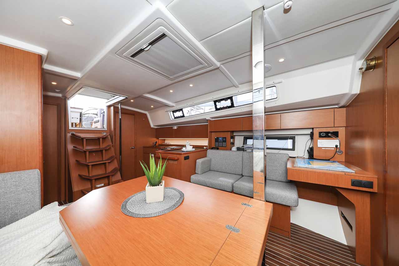 Bavaria C42 — photo 13