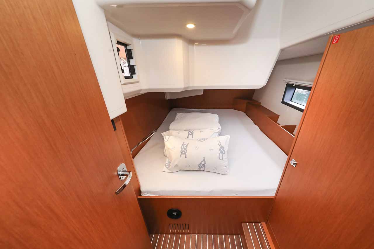 Bavaria C42 — photo 23