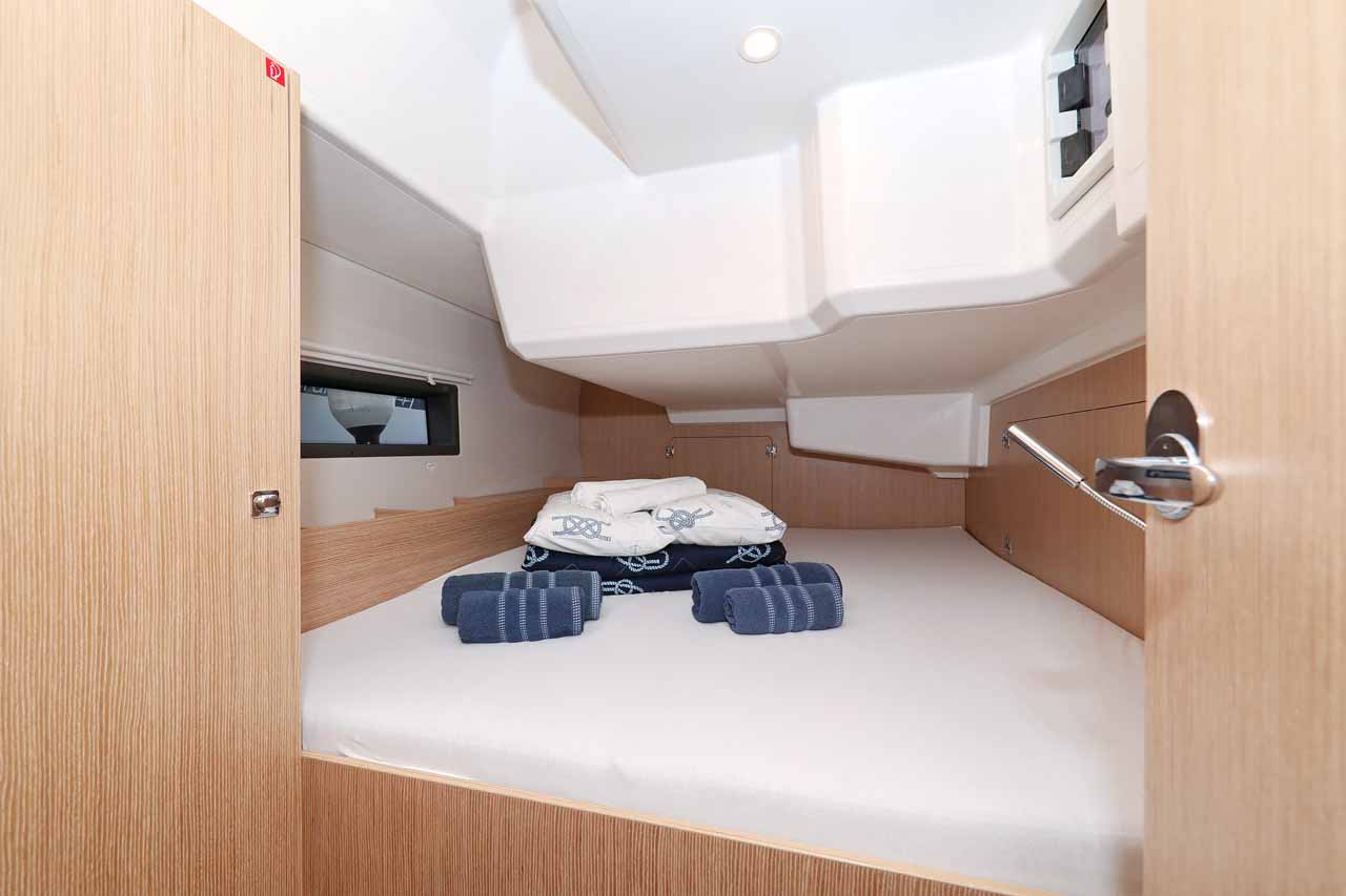 Bavaria C42 — photo 6