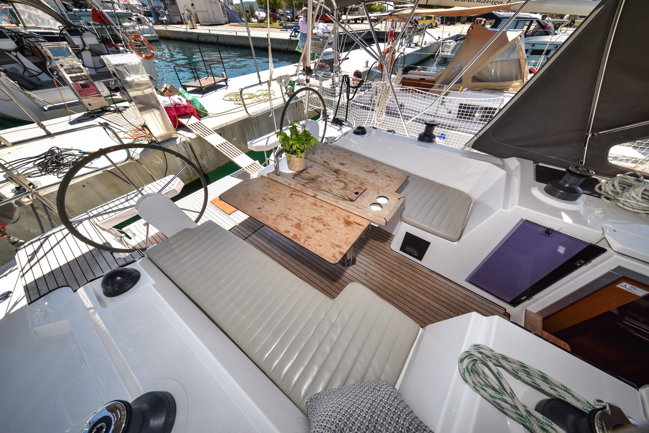 Bavaria C38 — photo 11