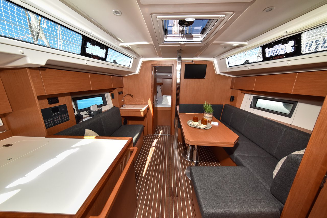 Bavaria C38 — photo 17