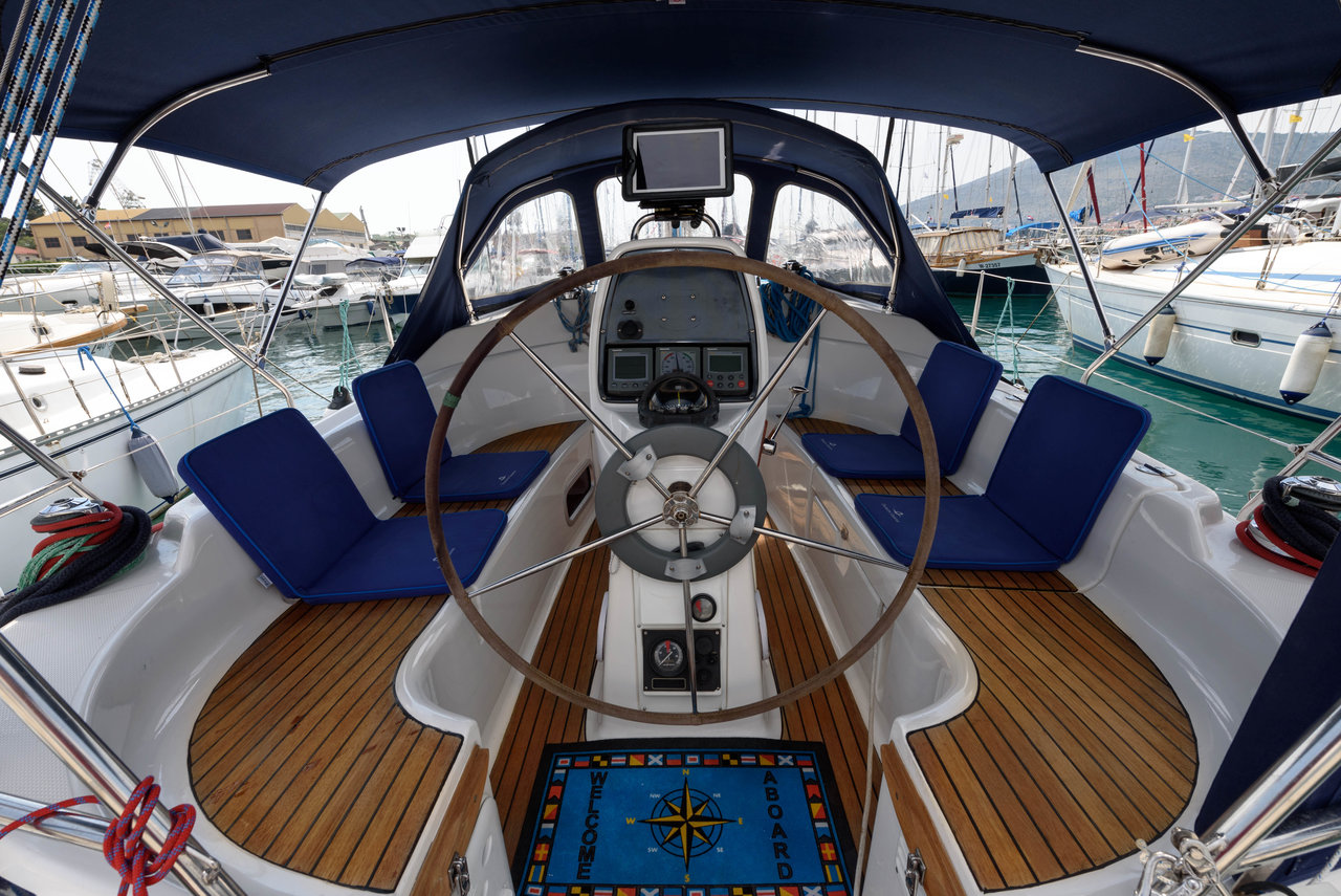 Bavaria 33 Cruiser — photo 4