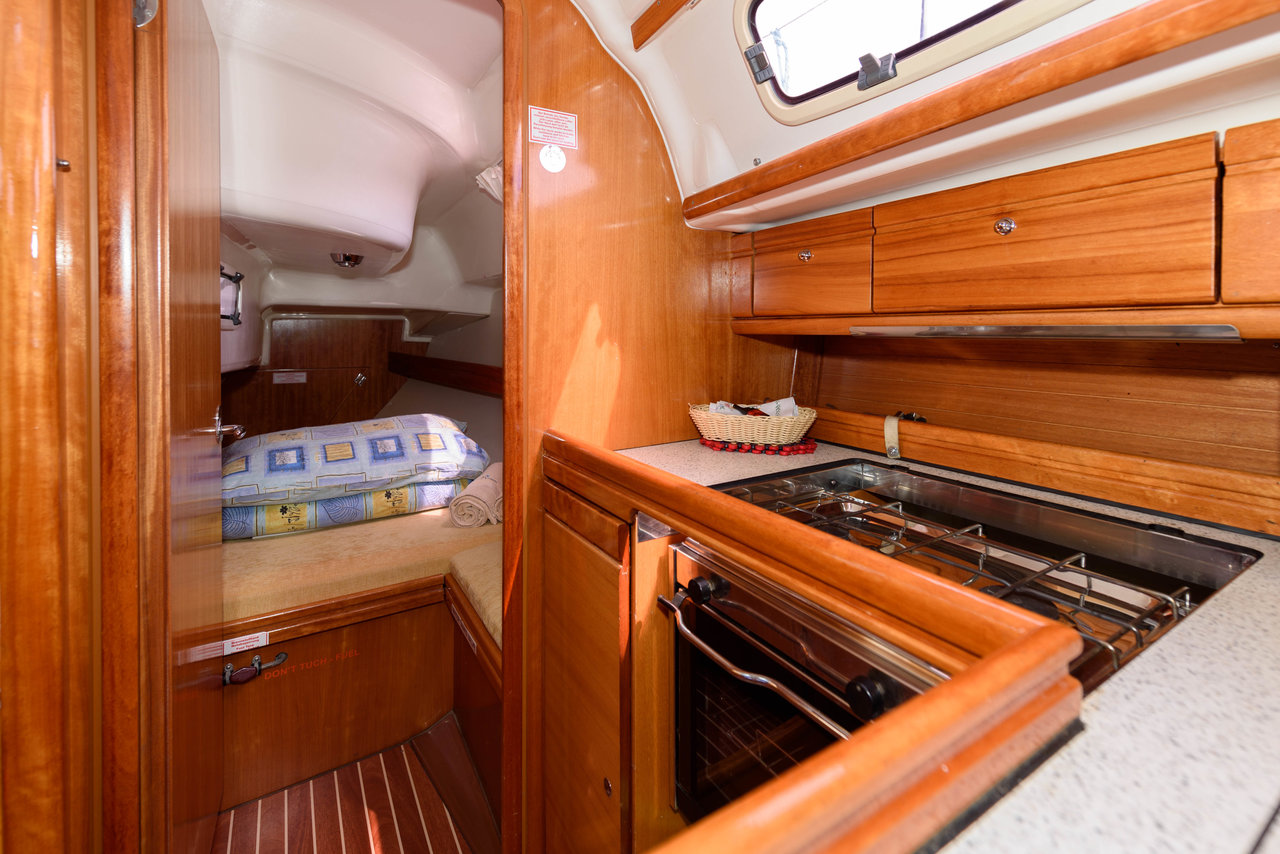 Bavaria 33 Cruiser — photo 8