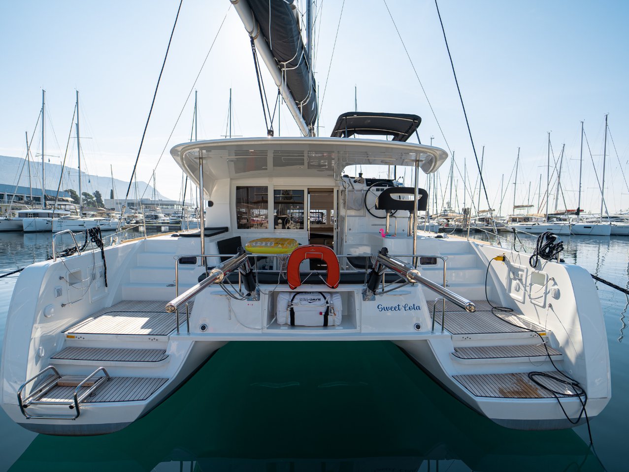 Lagoon 40 - 4 + 2 cab — photo 1