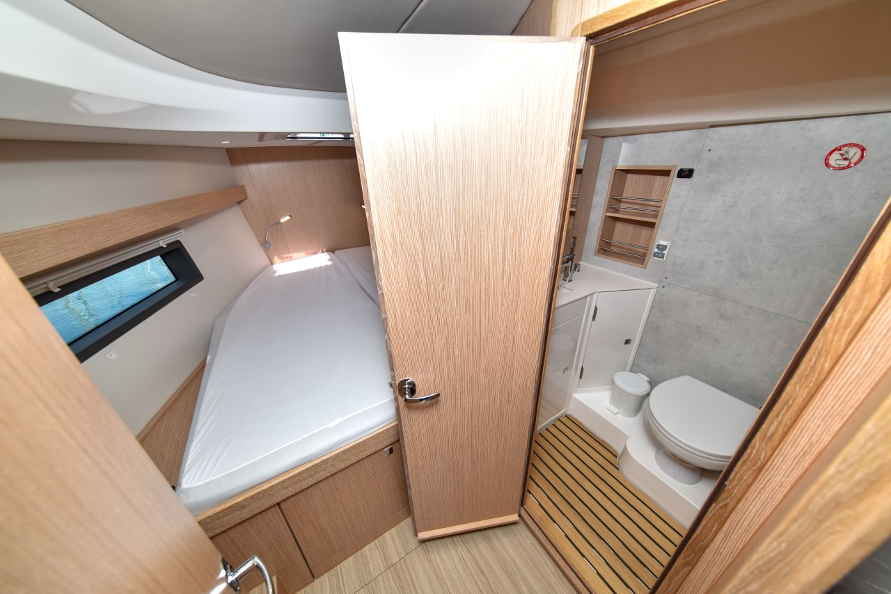 Bavaria C42 — photo 24