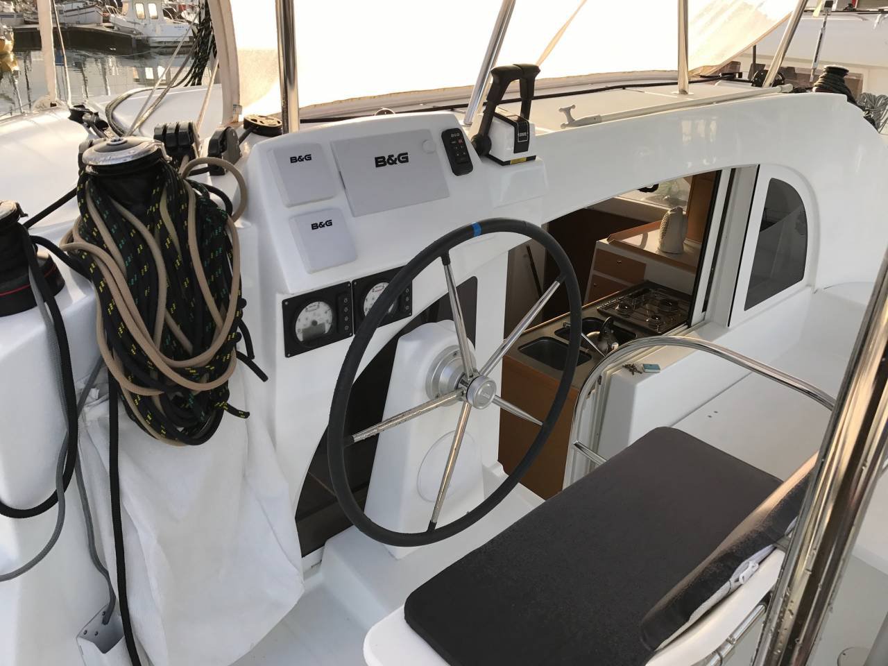 Lagoon 380 - 4 + 2 cab. — photo 10
