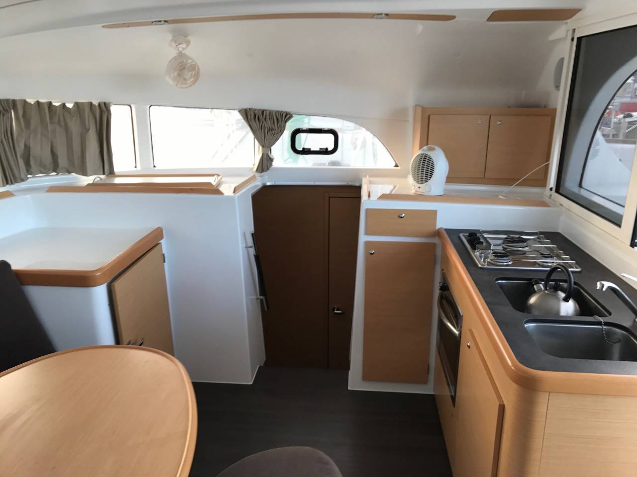 Lagoon 380 - 4 + 2 cab. — photo 3