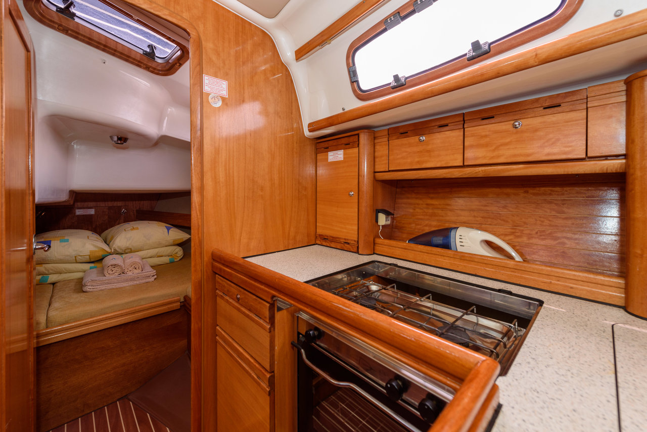 Bavaria 37 Cruiser — photo 6