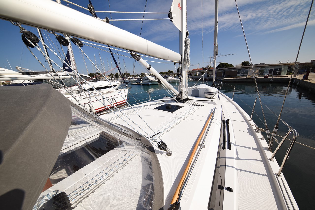 Bavaria C42 — photo 4