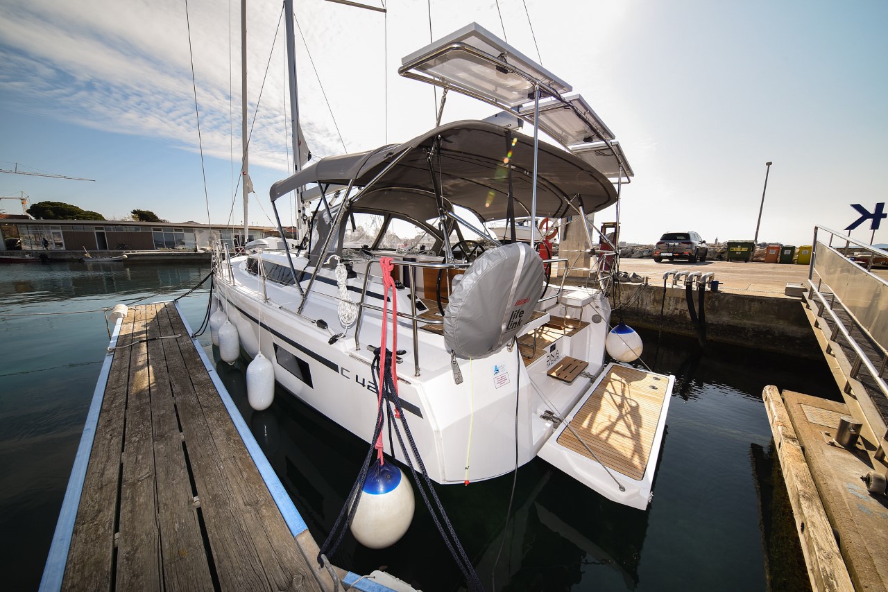 Bavaria C42 — photo 12