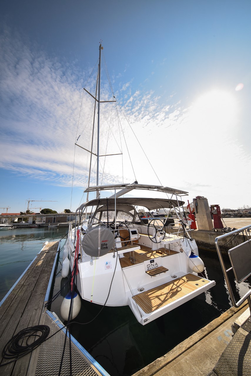 Bavaria C42 — photo 13