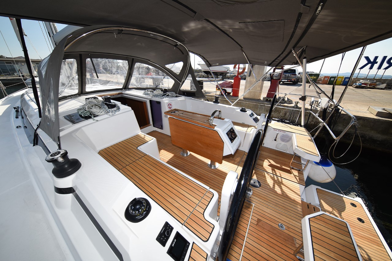 Bavaria C42 — photo 15