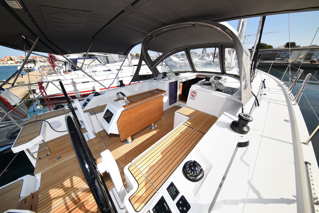 Bavaria C42 — photo 16