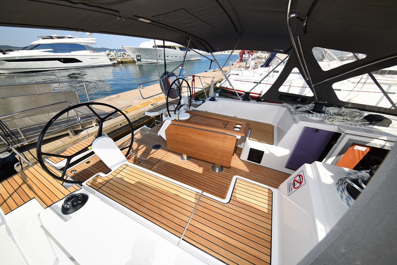Bavaria C42 — photo 17