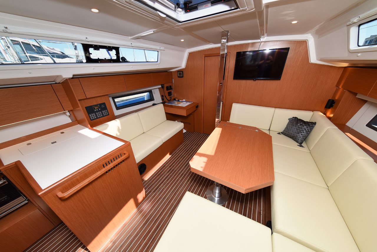 Bavaria C42 — photo 18
