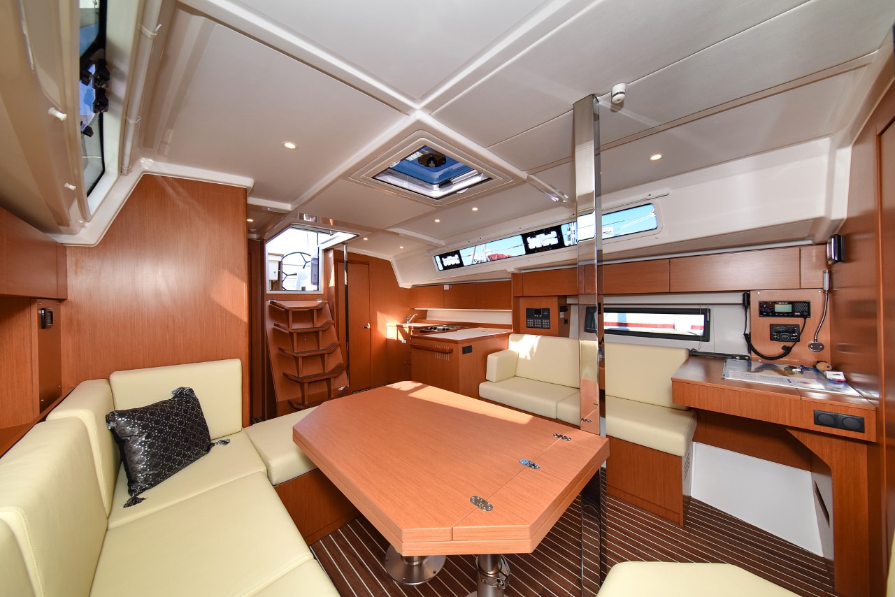 Bavaria C42 — photo 22
