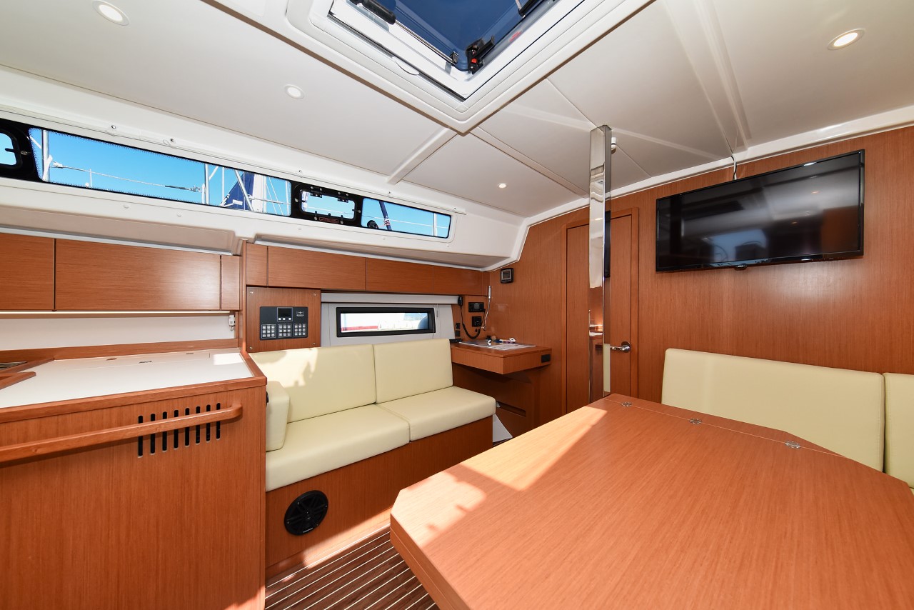 Bavaria C42 — photo 28