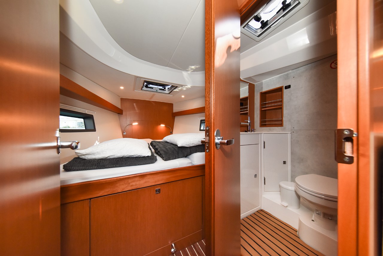 Bavaria C42 — photo 37