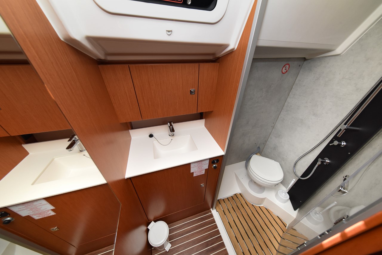 Bavaria C42 — photo 38