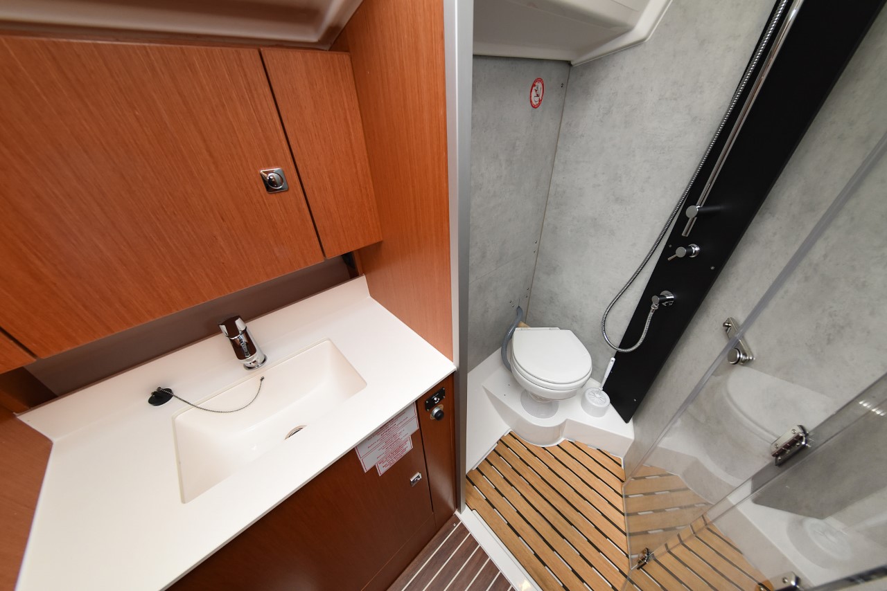 Bavaria C42 — photo 40