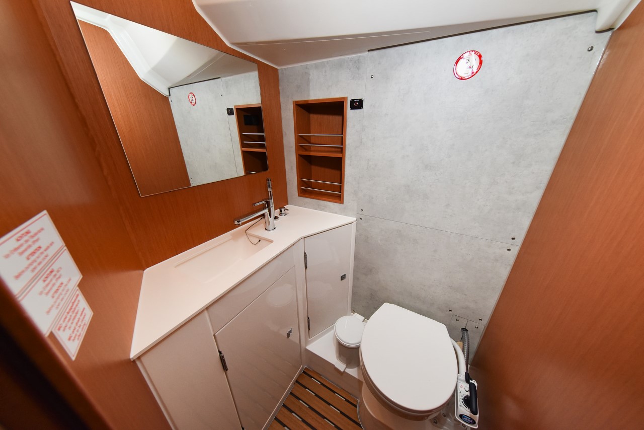 Bavaria C42 — photo 41